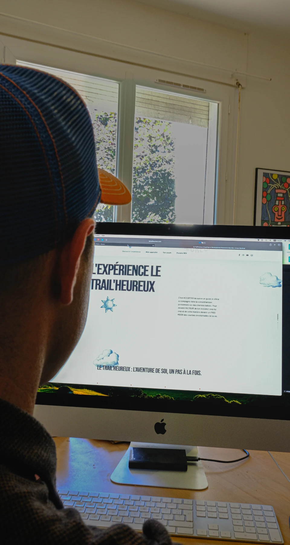 Gaël Bardon en train de concevoir un site internet