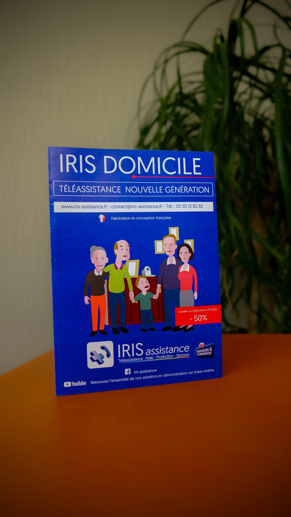 Dépliant deux volets A5 présentant les dispositifs de téléassistance Iris