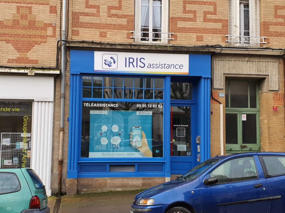 Roll-up XXL installé en vitrine de l'agence Iris Assistance