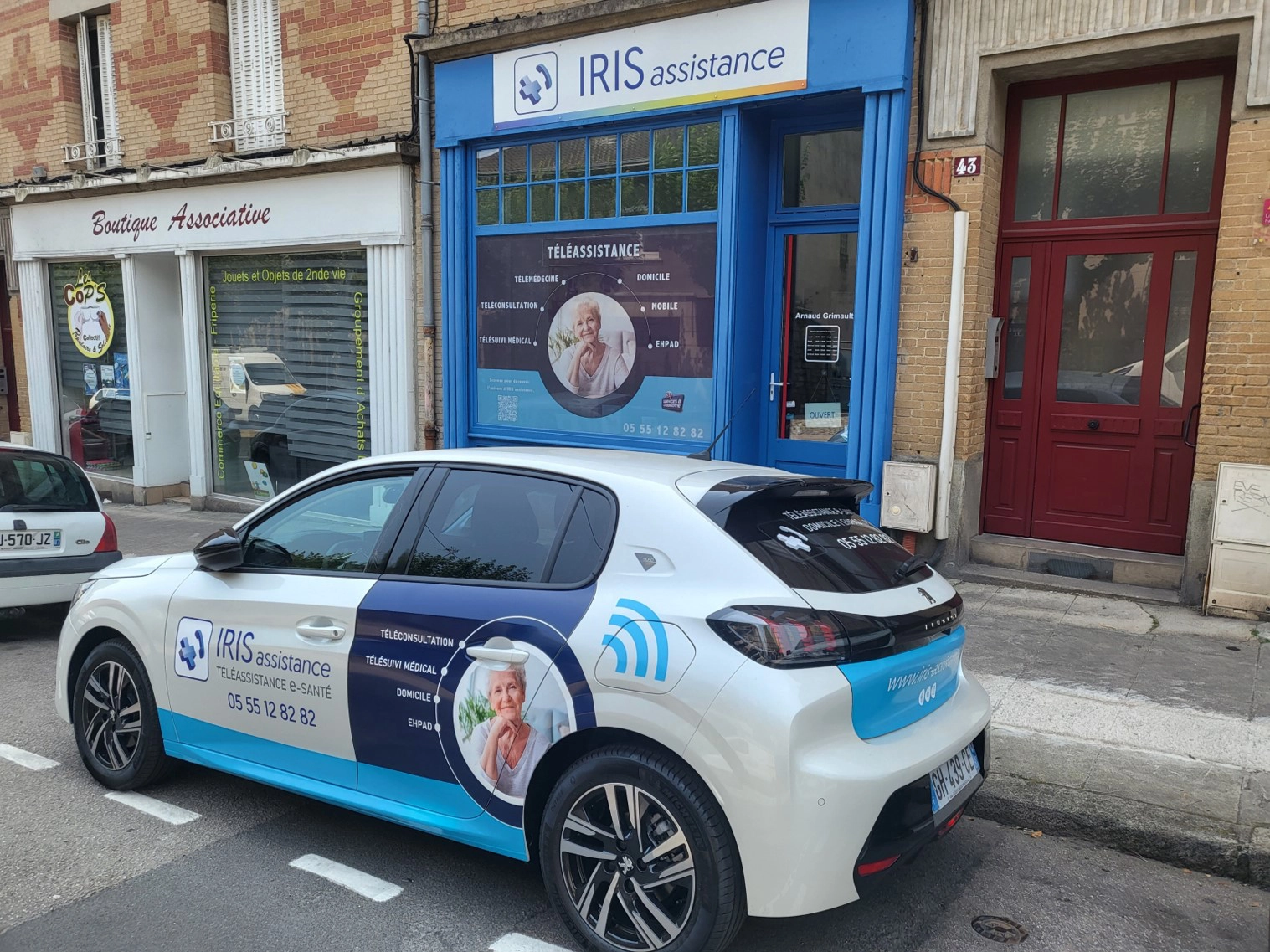 Iris Assistance — Vitrine de l'agence en vitrophanie et flocage véhicule